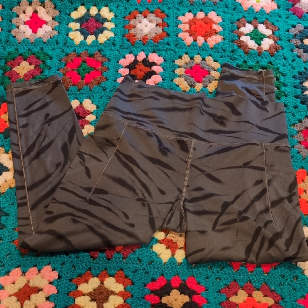 Athleta Salutation Stash Pocket  7/8 Womens Small